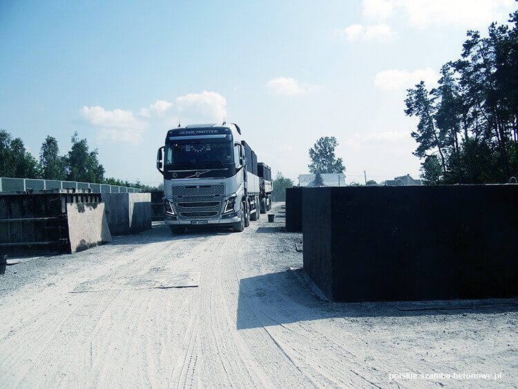 Transport szamb betonowych  w Trzebini